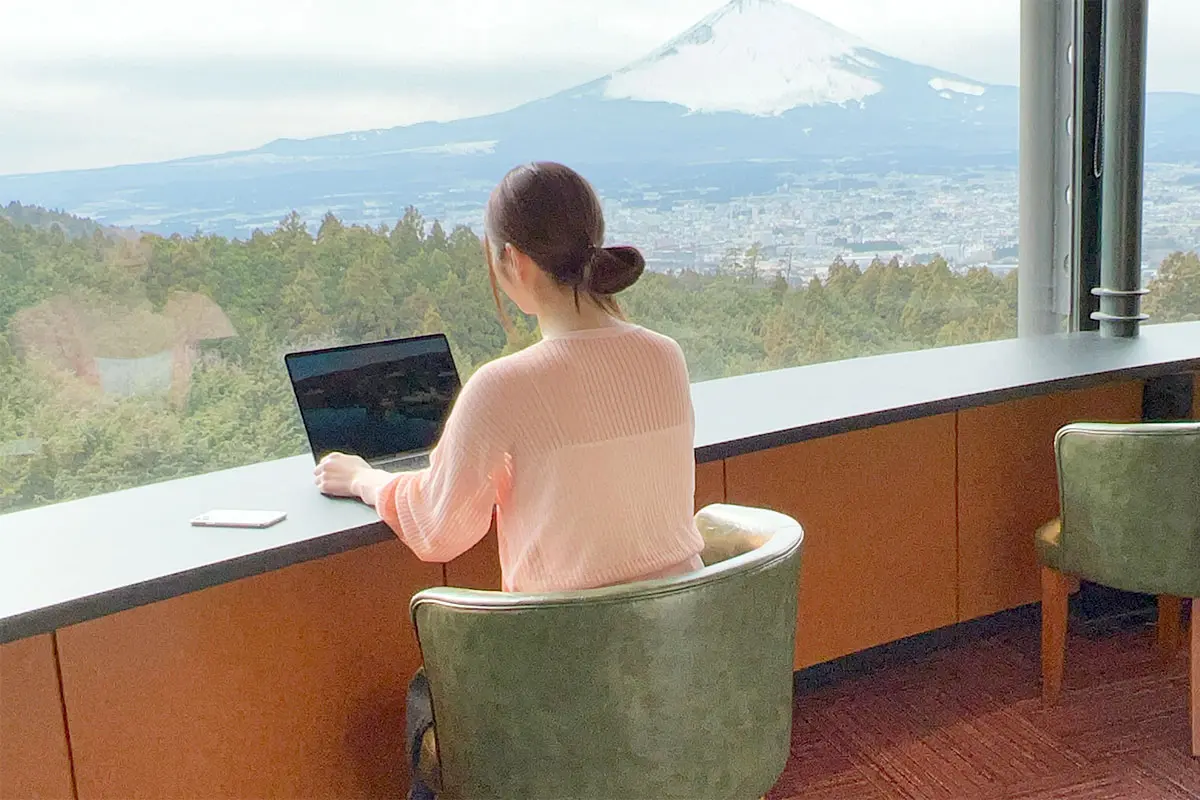 湯船に浸かりながら、富士山を望む。